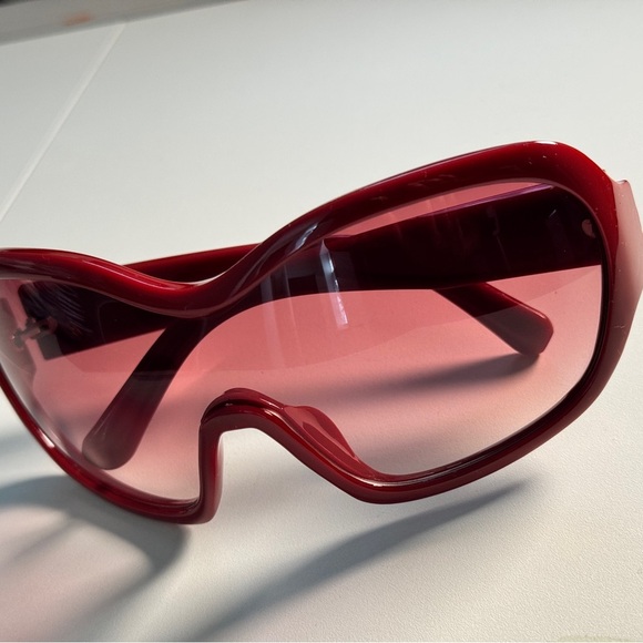 Stylish Red Oversized Sunglasses - Picture 3 of 3